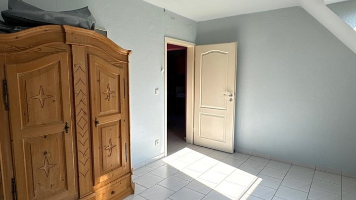 Großzügiges freistehendes Haus mit Garagen und Garten nähe Golfplatz