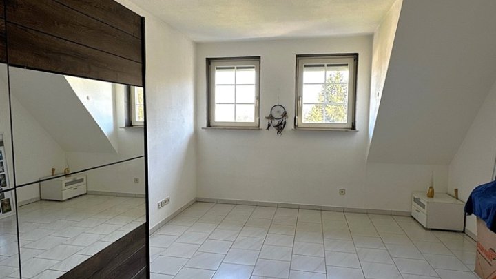 Großzügiges freistehendes Haus mit Garagen und Garten nähe Golfplatz