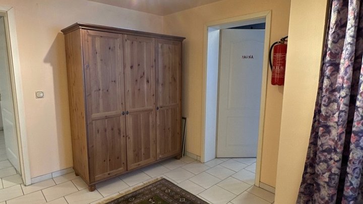 Großzügiges freistehendes Haus mit Garagen und Garten nähe Golfplatz