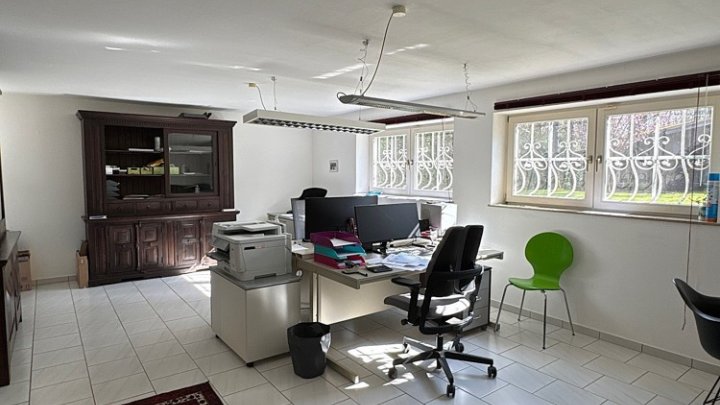 Großzügiges freistehendes Haus mit Garagen und Garten nähe Golfplatz