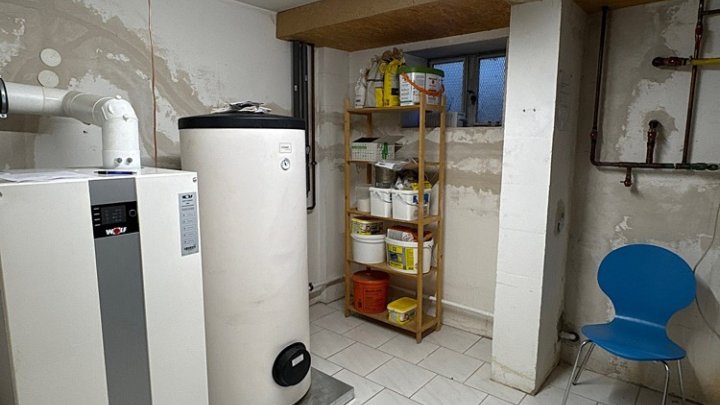 Großzügiges freistehendes Haus mit Garagen und Garten nähe Golfplatz