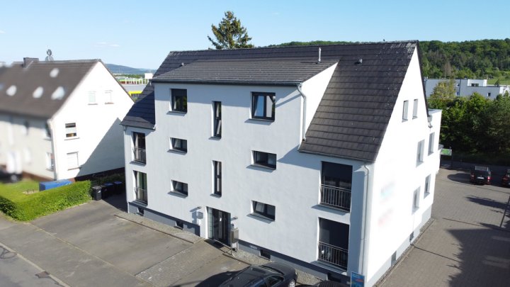 Moderne Wohnung im Obergeschoss mit Balkon und Stellplatz