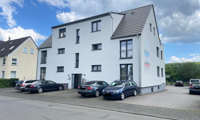 Moderne Wohnung im Obergeschoss mit Balkon und Stellplatz