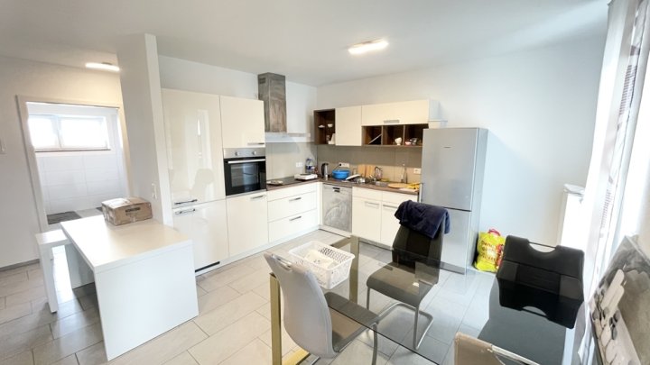 Moderne Wohnung im Obergeschoss mit Balkon und Stellplatz