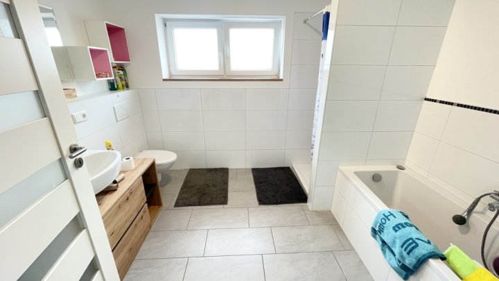Moderne Wohnung im Obergeschoss mit Balkon und Stellplatz