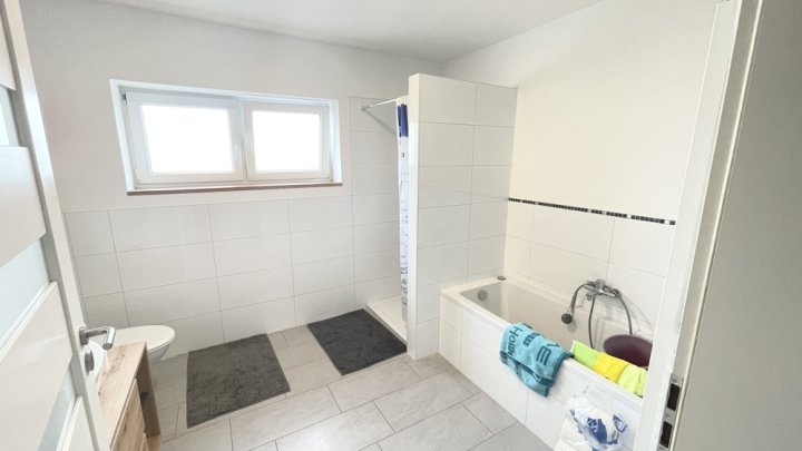 Moderne Wohnung im Obergeschoss mit Balkon und Stellplatz
