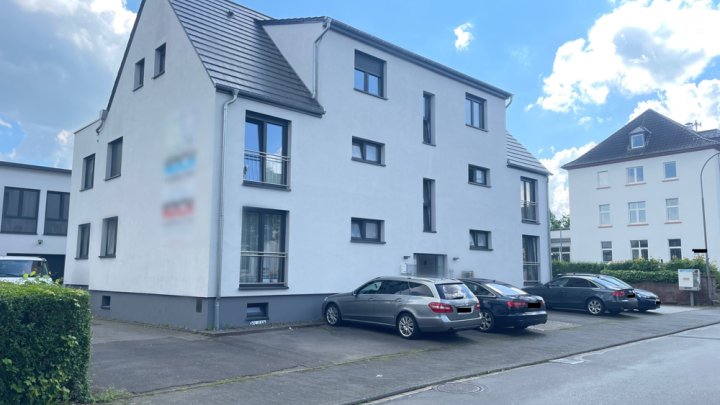 Moderne Wohnung im Obergeschoss mit Balkon und Stellplatz