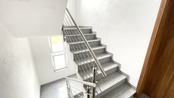 Moderne Wohnung im Obergeschoss mit Balkon und Stellplatz