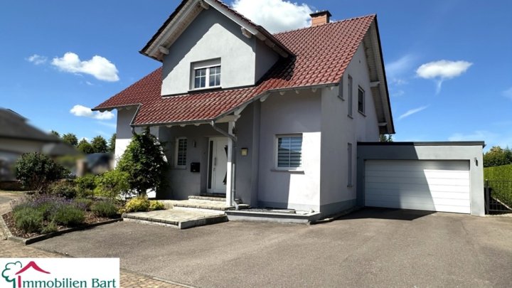 GEPFLEGTES WOHNHAUS MIT 60 M² GARAGE / 15 MIN. BIS ZUR GRENZE!