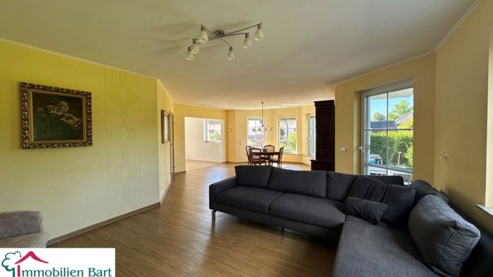 GEPFLEGTES WOHNHAUS MIT 60 M² GARAGE / 15 MIN. BIS ZUR GRENZE!