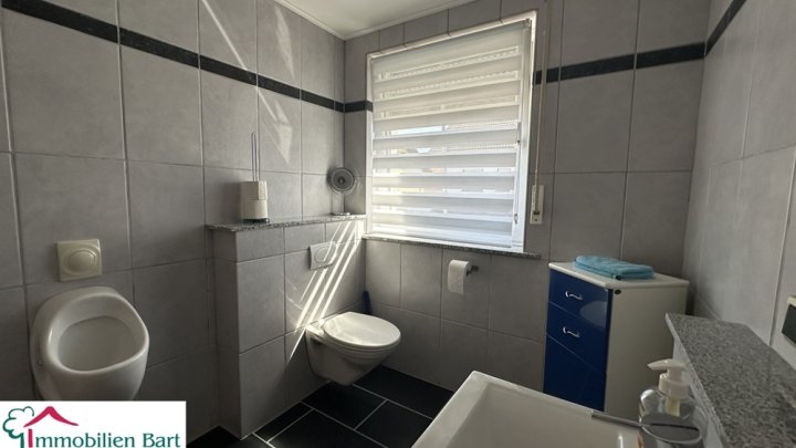 GEPFLEGTES WOHNHAUS MIT 60 M² GARAGE / 15 MIN. BIS ZUR GRENZE!