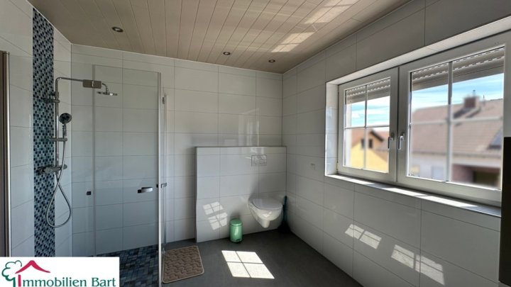 GEPFLEGTES WOHNHAUS MIT 60 M² GARAGE / 15 MIN. BIS ZUR GRENZE!