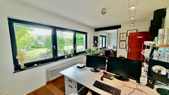 KERNSANIERT VON ARCHITEKTIN: Wunderschönes 240m² Haus mit tollem Garten 4 Garagenplätzen+2 Stellpl.
