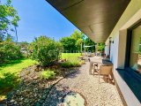 schöne Terrasse mit Blick auf den weitläufigem Garten
