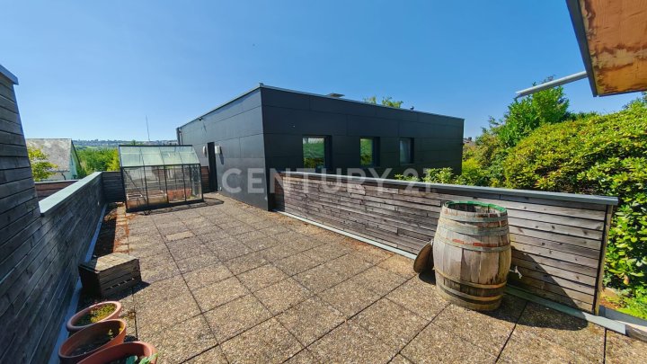KERNSANIERT VON ARCHITEKTIN: Wunderschönes 240m² Haus mit tollem Garten 4 Garagenplätzen+2 Stellpl.