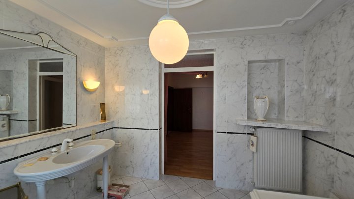 Großzügiges Ein- Zweifamilienhaus in Hüttersdorf