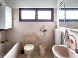 Tageslicht-Badezimmer mit Badewanne und Dusche im Obergeschoss