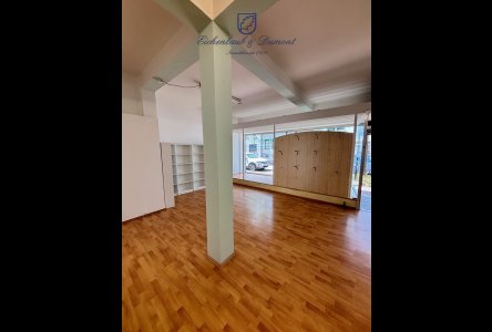 Hauptraum mit Schaufenster