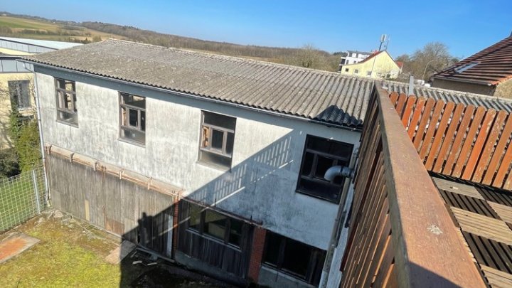 Zweifamilienhaus mit Gewerbeanteil: Halle, Werkstatt, Garagen, über 800m² Gesamtfläche