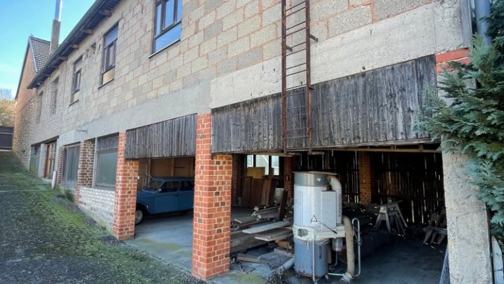 Zweifamilienhaus mit Gewerbeanteil: Halle, Werkstatt, Garagen, über 800m² Gesamtfläche