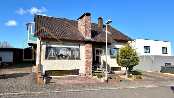 Freistehendes Einfamilienhaus mit Garten