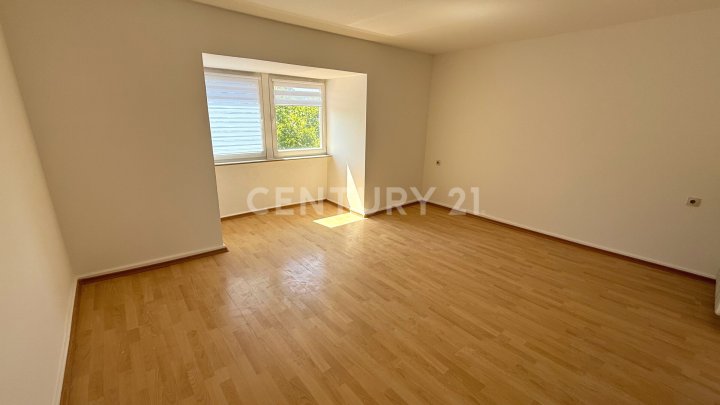 St. Johann - Altbau-Charme + Dachgeschoß = Herzklopfen garantiert!  – Dachgeschossjuwel zu vermieten
