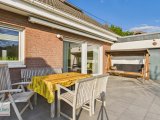 sonnige Terrasse mit Zugang zur Garage