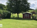 Garten mit zwei Gästen im Hintergrund
