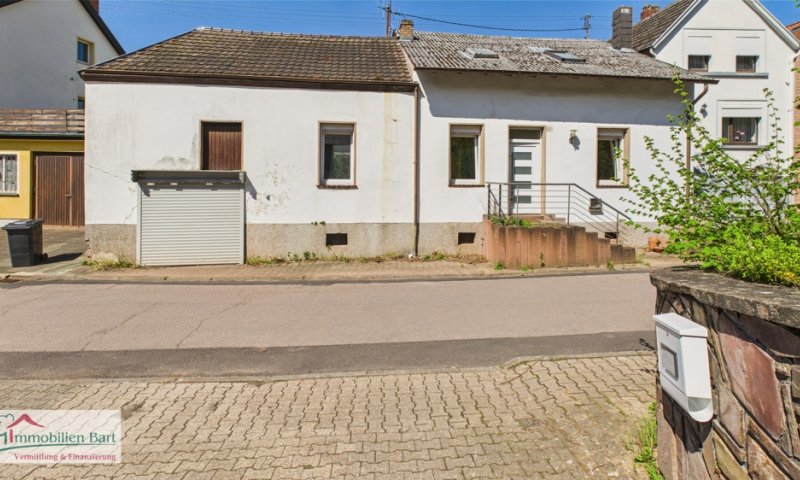 FREISTEHENDES WOHNHAUS MIT ÜBERDACHTEM BALKON UND SICHT INS GRÜNE IN FREUDENBURG!