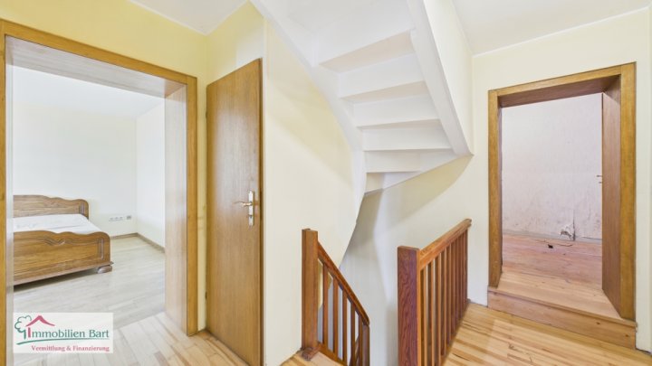 KIRF-MEURICH: TEILRENOVIERTES 216 M² WOHNHAUS MIT VIEL POTENZIAL!