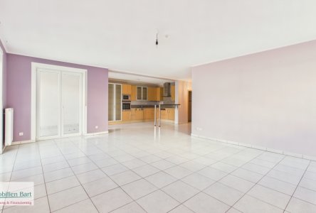 offener Wohn-/Essbereich mit Küche und Zugang zum Balkon