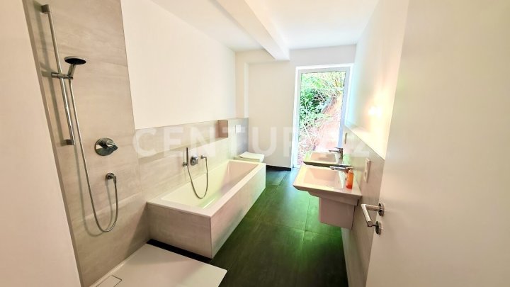 LUXUS PUR: 146m² NEUBAU-Wohnung mit GIGA Fernblick über ganz SB in Toplage, Riesen Terr. Garage
