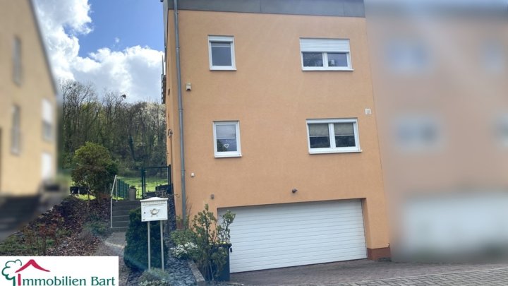 PERL: WOHNHAUS (BJ. 2009), GARTEN UND GROSSE GARAGE IN TOP LAGE