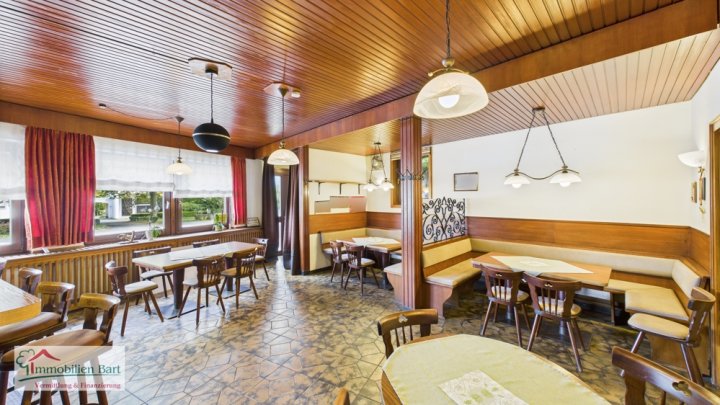 VIELSEITIGES ANWESEN MIT WOHNHAUS, EINLIEGERWOHNUNG UND GASTSTÄTTE – WOHNEN UND ARBEITEN UNTER EINEM DACH