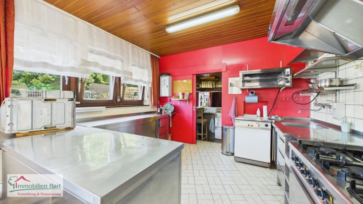 VIELSEITIGES ANWESEN MIT WOHNHAUS, EINLIEGERWOHNUNG UND GASTSTÄTTE – WOHNEN UND ARBEITEN UNTER EINEM DACH