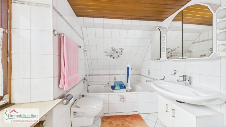 VIELSEITIGES ANWESEN MIT WOHNHAUS, EINLIEGERWOHNUNG UND GASTSTÄTTE – WOHNEN UND ARBEITEN UNTER EINEM DACH