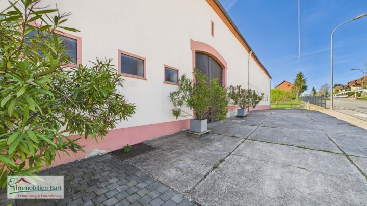 AUTOSCHRAUBER / TIERFREUNDE ACHTUNG! RENOVIERTES BAUERNHAUS MIT VIEL PLATZ!