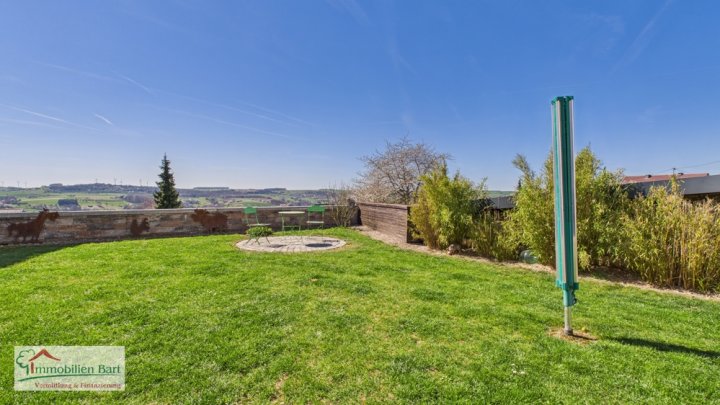 AUTOSCHRAUBER / TIERFREUNDE ACHTUNG! RENOVIERTES BAUERNHAUS MIT VIEL PLATZ!