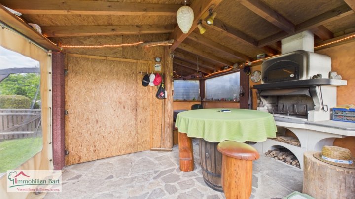 LOSHEIM: GEPFLEGTES WOHNHAUS MIT GARAGEN UND GROSSEM GRUNDSTÜCK