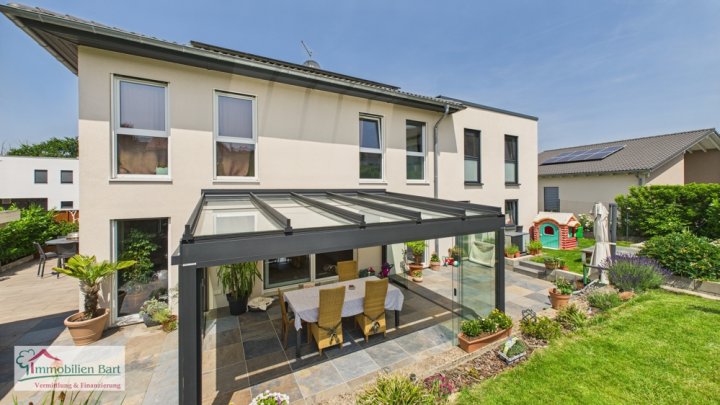 FAMILIENGLÜCK MIT PV ANLAGE IN WINCHERINGEN, VIA À VIS L-WORMELDANGE!