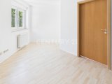 Zimmer - Ansicht von der Ecke gegenüber der Tür