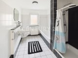 Badezimmer mit Wanne, Dusche und Tageslichtfenster