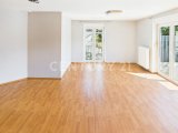 Wohnzimmer mit Parkettboden - offener, heller Raum
