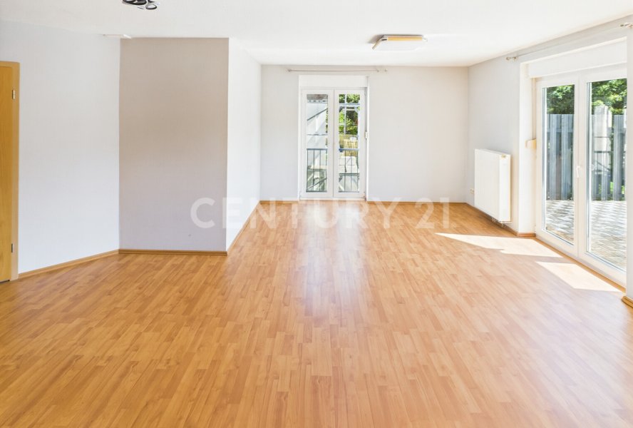 Wohnzimmer mit Parkettboden - offener, heller Raum