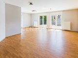 Wohnzimmer mit Zugang zum Balkon