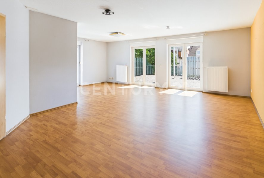 Wohnzimmer mit Zugang zum Balkon