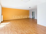 Großes Wohnzimmer - weitläufiger Wohnbereich
