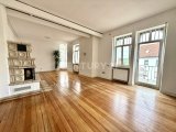 großes Wohnzimmer mit Kamin und Balkon im OG