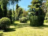schön angelegter und uneinsehbarer Garten
