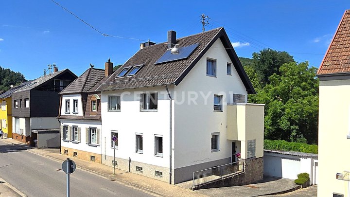 Sehr attraktives 1-2 Familienhaus, MFH mit großen Balkonen, Doppelgarage und Garten in SB- Scheidt
